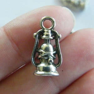 8 Lamp Charms antikem Silber Ton P136
