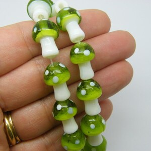 18 Pilz Perlen aus Glas transparent limettengrün B179 - SALE 50% SALE