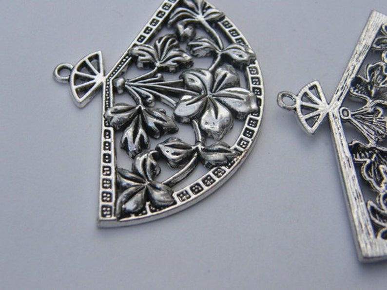 BULK 5 Fan pendants antique silver tone CA69