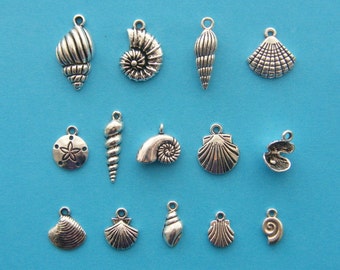 The Shell Charms Collection - 14 encantos de tono plateado antiguos diferentes