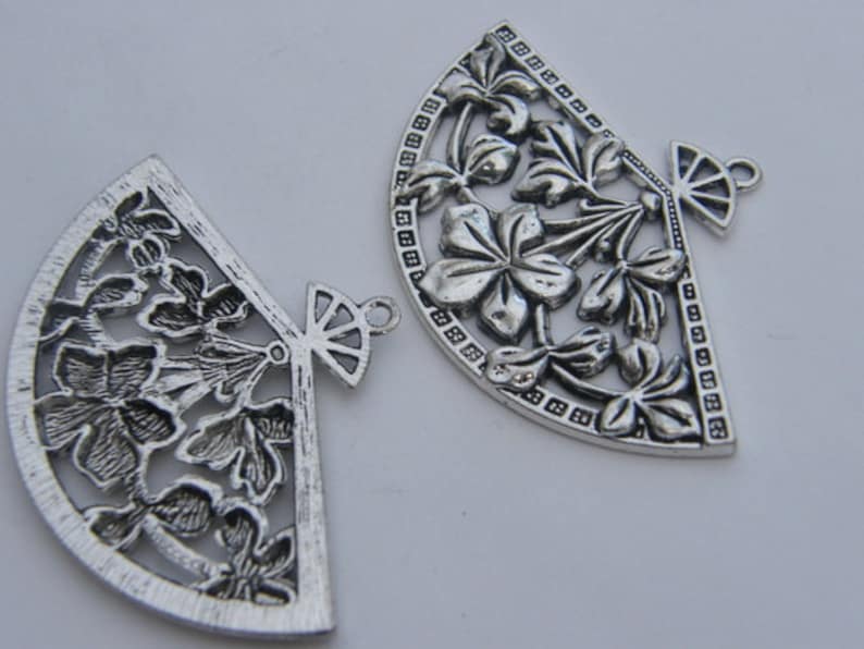 BULK 5 Fan pendants antique silver tone CA69