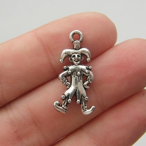 6 Charms de bufón en tono plata antigua P80