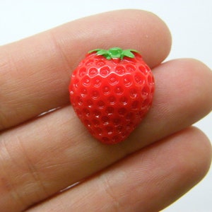 16 cabochons fraises en résine rouge vert FD361