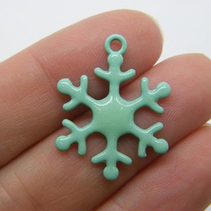 8 Snowflake charms green glitter enamel tone SF48