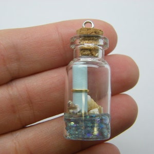 2 Carta con mensaje en una botella de conchas colgante de cristal azul claro FF626