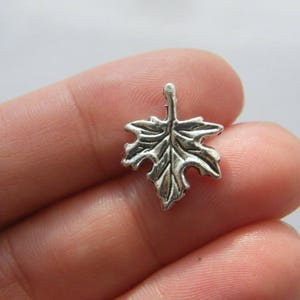 10 Ahornblatt Charms antikes Silber Ton L11