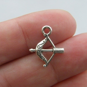 10 Bogen und Pfeil Charms antique silberfarben G46