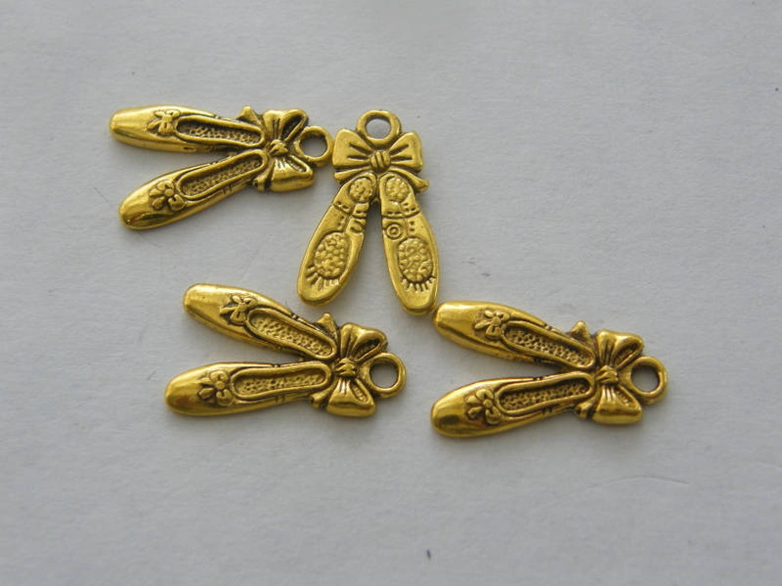 8 pair of ballet slippers charms antique gold tone gc377