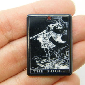 8 colgantes de cartas de tarot de El Loco acrílico blanco y negro HC350