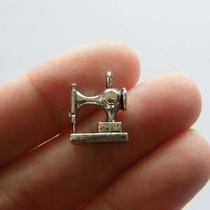6 Nähmaschine Charms antik silberfarben P523