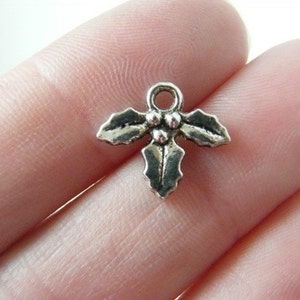 VRAC 50 breloques houx ton argent antique 95 CT - VENTE 50 % DE RÉDUCTION