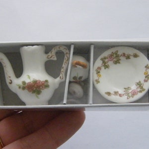 2 conjuntos de chá de porcelana branca com flores rosa e verde e detalhes dourados