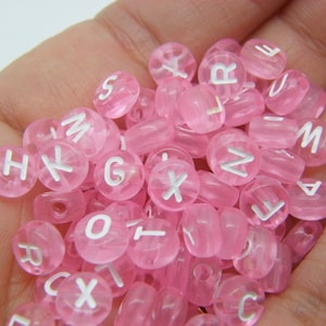 100 cuentas de letras del alfabeto rosa y blanco mezcladas al azar en acrílico AB350