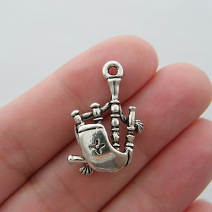 4 Dudelsack Charms antikem silberfarbenem Ton MN50