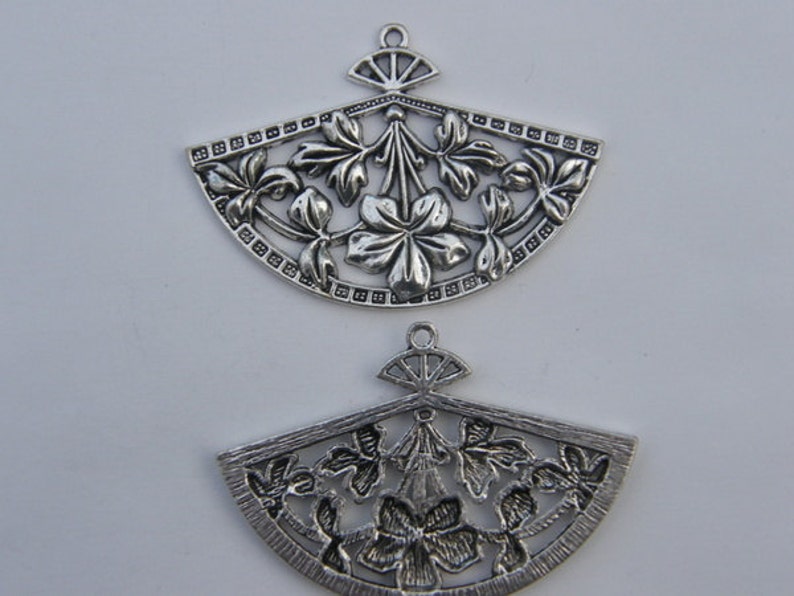 BULK 5 Fan pendants antique silver tone CA69