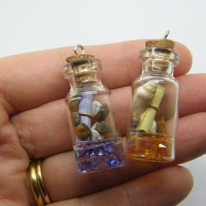 2 colgantes de cristal con forma de carta y mensaje en una botella, de conchas al azar, FF668