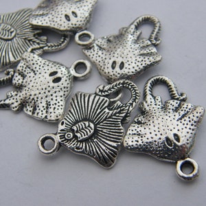 K&ouml;nnte beinhalten: Sechs silberfarbene Metall-Anh&auml;nger in Form von Rochen. Jeder Anh&auml;nger hat eine &Ouml;se zum Anbringen an einer Halskette, einem Armband oder anderem Schmuck.