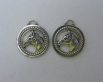 馬とペンダント 6 馬チャームペンダント アンティークシルバートーン A596 - Etsy 日本