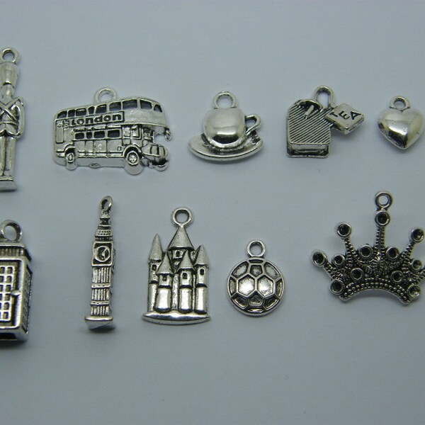 La collection I Love London – 11 breloques différentes en argent antique.