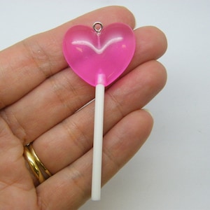 2 ciondoli a forma di cuore lecca-lecca in resina rosa FD513