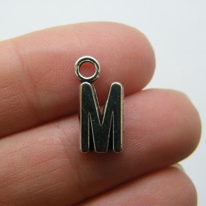 BULK 50 Charms de la letra M en tono plateado antiguo