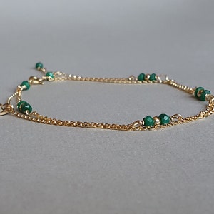 Tornozeleira de esmeralda e ouro: pulseira de tornozelo com pedra do mês de maio em camadas