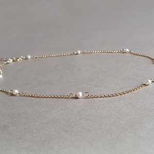 Collar minimalista de perla dorada: joyería con piedra natal de julio