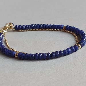 Pulsera de zafiro con inicial de oro, joyería con inicial estampada a mano, regalo personalizado, piedra de nacimiento de septiembre