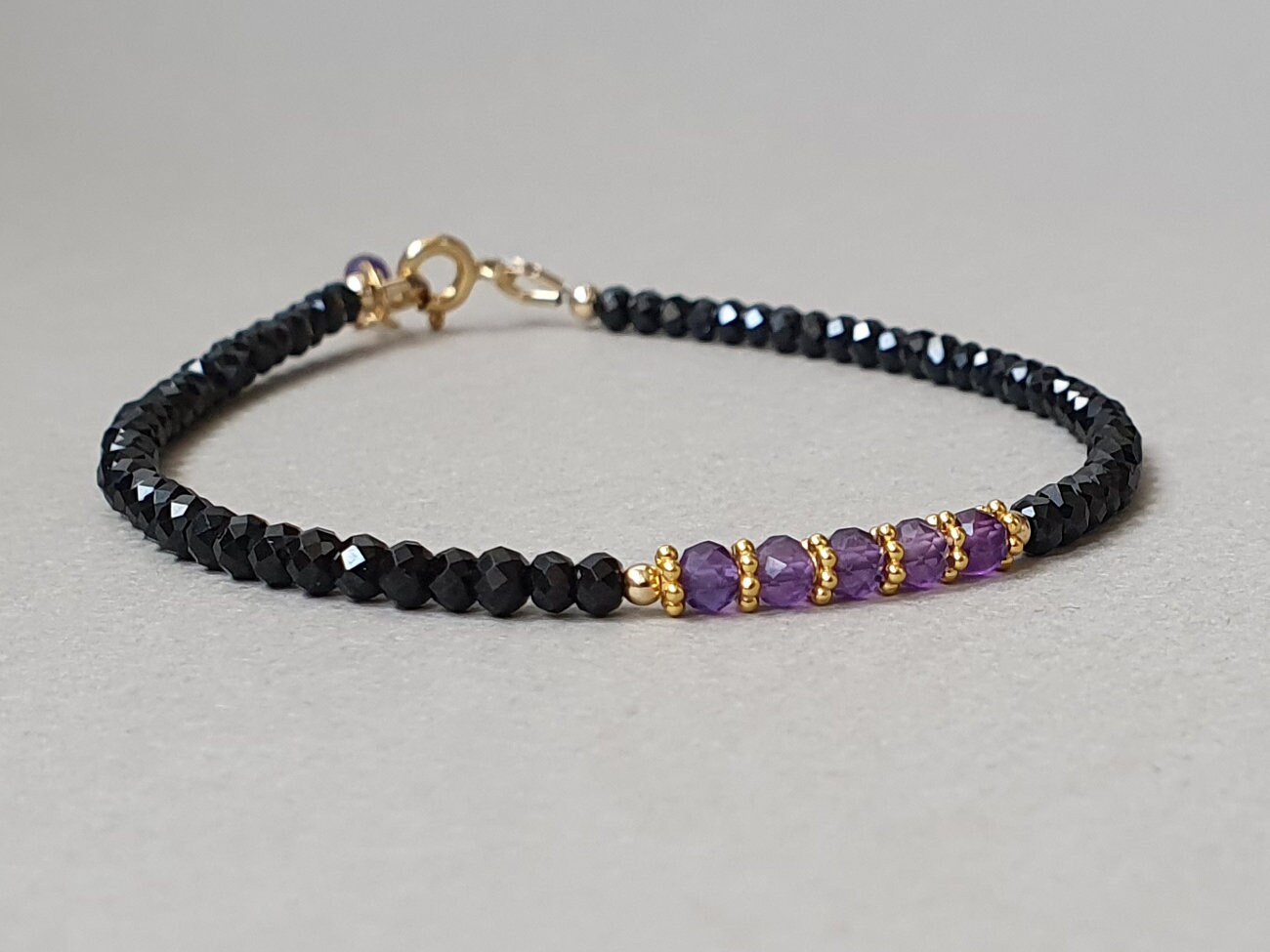 Bracelet En Pierres Naturelles - Améthyste Et Spinelle Noire, Plaqué Or - Neuf étiqueté