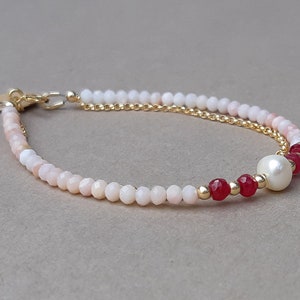 Pulsera de ópalo peruano rosa y rubí, joyería inicial estampada a mano en oro, regalo personalizado para mujer, perla cultivada, joyería de ópalo peruano