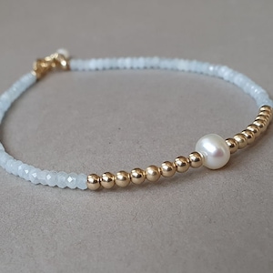 Perlen und Aquamarin Armband, Geschenk für Frauen, März Geburtsstein, Aquamarin Schmuck, Goldarmband