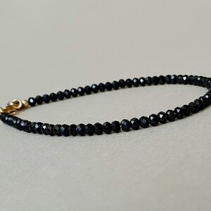 Pulsera de espinela negra, joyería con inicial estampada a mano, regalo personalizado, piedra preciosa negra