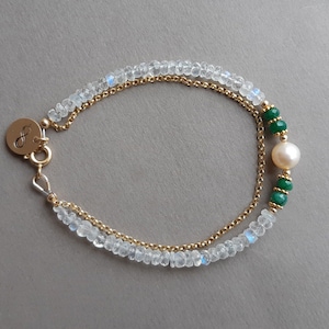 Pulsera de piedra lunar y esmeralda, joyería inicial estampada a mano en oro, regalo personalizado para mujer, perla cultivada, piedra natal de junio