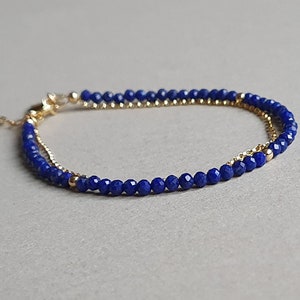 Pulsera de lapislázuli, joyería con iniciales estampadas a mano, regalo personalizado, piedra preciosa azul real