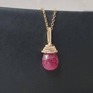 Robijn hanger, rode edelsteen sieraden, draadgewikkeld, geboortesteen juli, cadeau voor haar