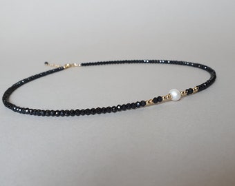 Collier spinelle noir et perles, collier spinelle et perles, collier de protection, bijoux pierres précieuses noires, cadeau pour femme