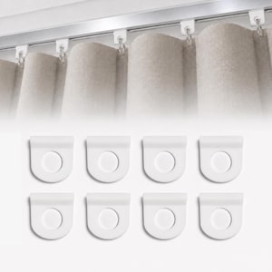 Puede incluir: Un juego de ocho deslizadores de cortina de plástico blanco con centros circulares, diseñados para su uso con un sistema de riel metálico. Los deslizadores presentan un borde superior plano y una base redondeada, junto a una cortina beige.
