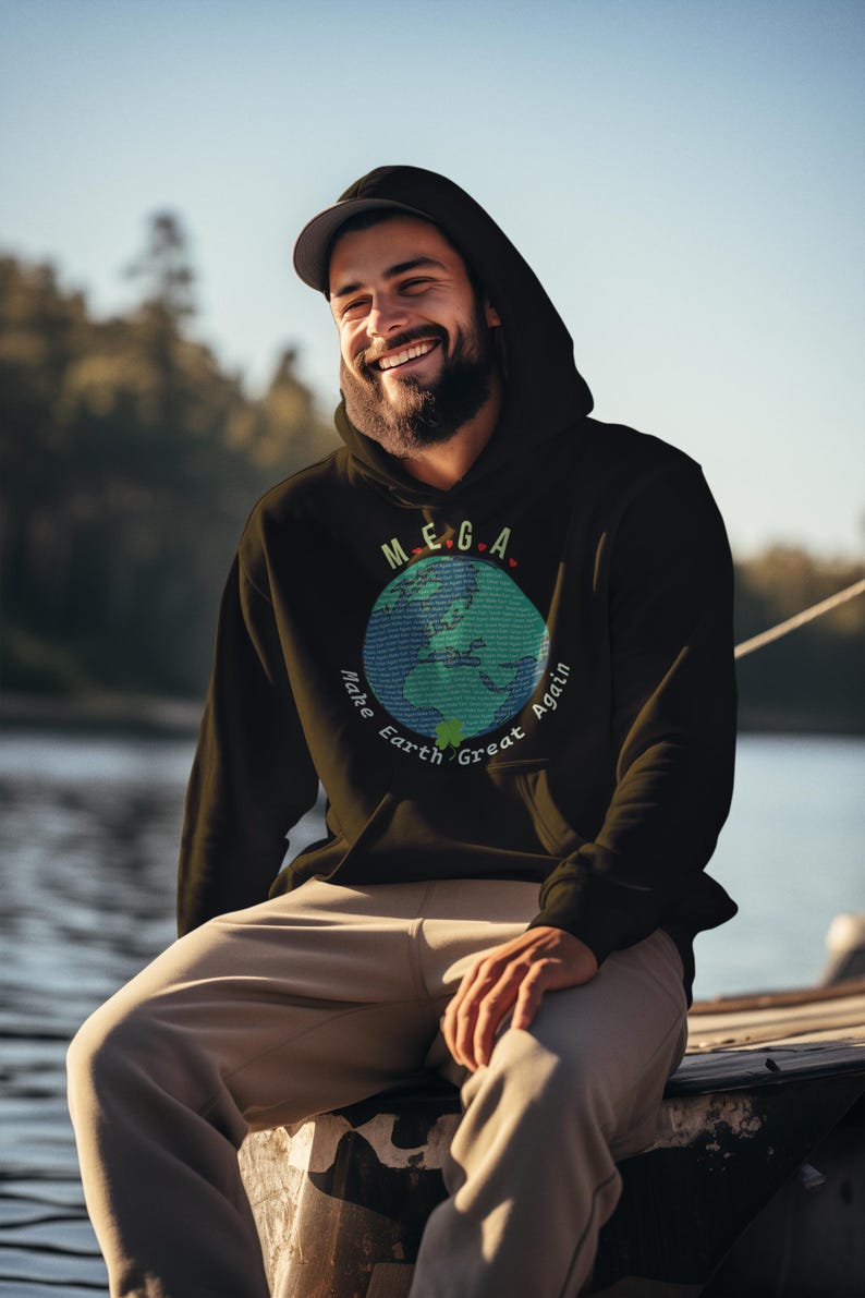 Peut inclure: Un sweat-shirt &agrave; capuche noir avec un graphique vert, bleu et blanc de la Terre. Le graphique comporte le texte "MEGA" au-dessus de la Terre et "Make Earth Great Again" autour de la Terre.