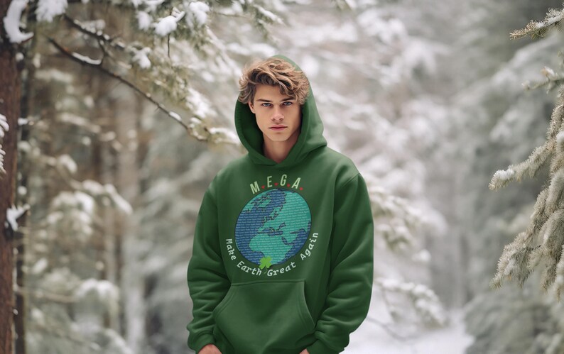Peut inclure: Sweat-shirt &agrave; capuche vert avec un graphique d'une Terre bleue et verte avec le texte "MEGA Make Earth Great Again" imprim&eacute; sur le devant.