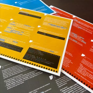 Puede incluir: Una pila de documentos impresos en amarillo, rojo, azul y gris. Los documentos contienen texto y fragmentos de c&oacute;digo relacionados con conceptos de programaci&oacute;n. Las p&aacute;ginas est&aacute;n encuadernadas con una espiral negra. Los documentos est&aacute;n sobre una superficie oscura.