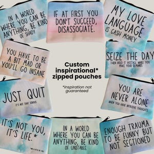 Puede incluir: Una colección de neceseres con cremallera inspiradores y personalizados, cada uno con citas humorísticas en texto negro sobre un fondo de acuarela. Los neceseres tienen una cremallera negra y están disponibles en varios colores, como azul, rosa y verde.