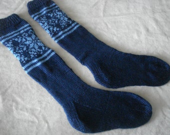 Bas de Noël bleus flocon de neige - Paire de chaussettes montantes ou bas de Noël tricotés à la main - Prêt pour une livraison immédiate