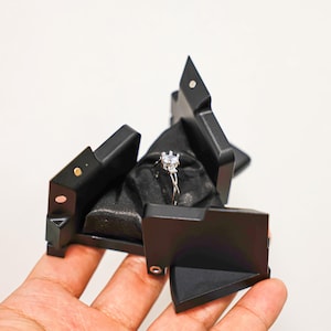 Zwart - futuristische manier mechanische koppeling kinetische energie ringdoos, romantisch voorstelcadeau Gepersonaliseerde wetenschapscadeaus en speelgoed