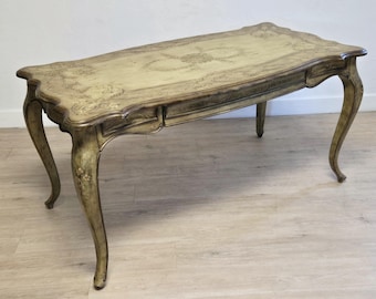 Escritorio consola francés provenzal pintado a mano modelo Seven Seas de Hooker Furniture: mesa con un elegante diseño floral y un cajón.