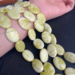 Cuentas de jade limón natural, piedras pulidas con forma de rombo u óvalo, agujero central para collares y bisutería boho DIY
