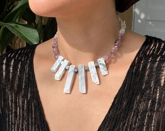 Statement Edelsteinkette · Weißer Howlith & Amethyst · Geometrischer Choker · Handgemachter Heilstein Schmuck