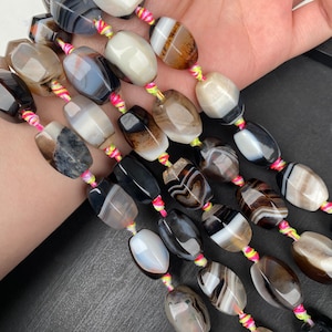 Naturlig svartbandad agatpärlsträng för smyckesdesign, boho etnisk stil, svart, vit, brun skiktad struktur