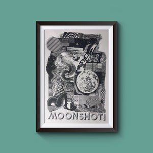 Puede incluir: Una impresión gráfica en blanco y negro con una luna y la palabra "MOONSHOT!" en letras blancas y negritas. La impresión presenta una variedad de formas y patrones abstractos.