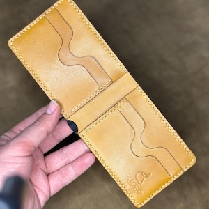 Cartera de piel color mostaza hecha a mano para hombre, cartera personalizada, con 3 letras, cartera grande de piel, regalo perfecto,