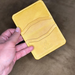 手作りの革財布、二つ折り財布、財布、カードホルダー財布、彼へのプレゼント、手作り財布、3文字のパーソナライズされた財布、